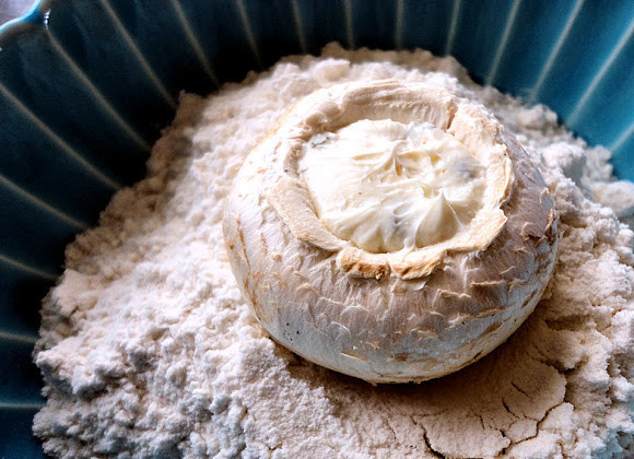 1. Этап. Жареные фаршированные шампиньоны: 5. Этот простой рецепт жареных фаршированных шампиньонов предполагает двойную панировку. Первая - это мука, в которой нужно обвалять грибы.