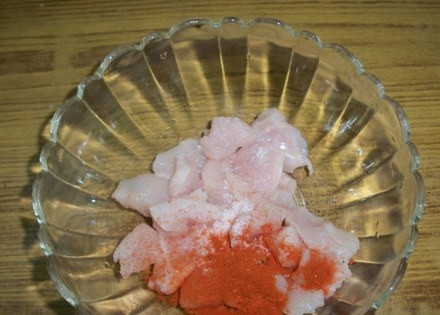 1. Этап. Самые вкусные наггетсы: 2. Переложите мясо в тарелку, добавьте к нему порошок чили.