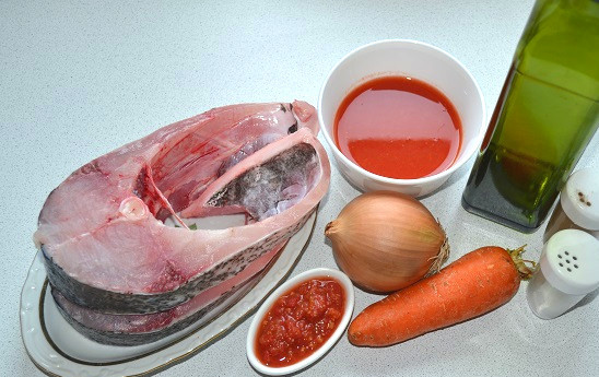 1. Этап. Толстолобик в томатном соусе: Рыбу промойте и хорошо обсушите. Разрежьте стейки пополам. Очистите овощи.