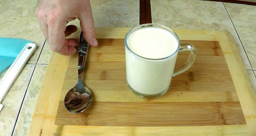 1. Этап. Сливки для взбивания в домашних условиях: Не забудьте, когда смесь остынет, перемешать образовавшуюся пенку ложкой.