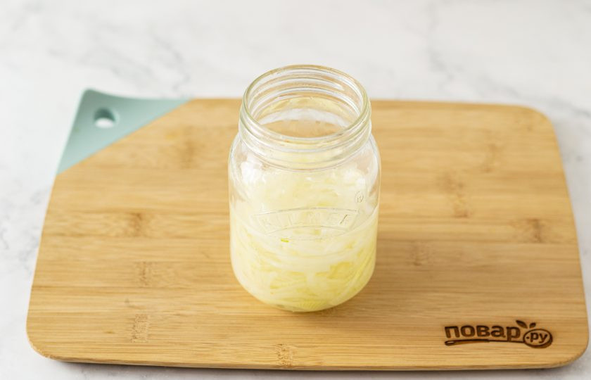 1. Этап. Салат с краснокочанной капустой: В это время подготовьте маринад. В горячей воде смешайте сахар, соль и яблочный уксус. Слейте воду с лука и залейте горячим маринадом, оставьте на полчаса. Для удобства лучше переложить лук с маринадом в банку.