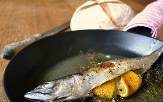 1. Этап. Скумбрия в духовке: 3. Аккуратно уберите фольгу и запекайте рыбку еще минут 7-10. Важно не пересушить ее, поэтому следует следить на последнем этапе за степенью готовности скумбрии.