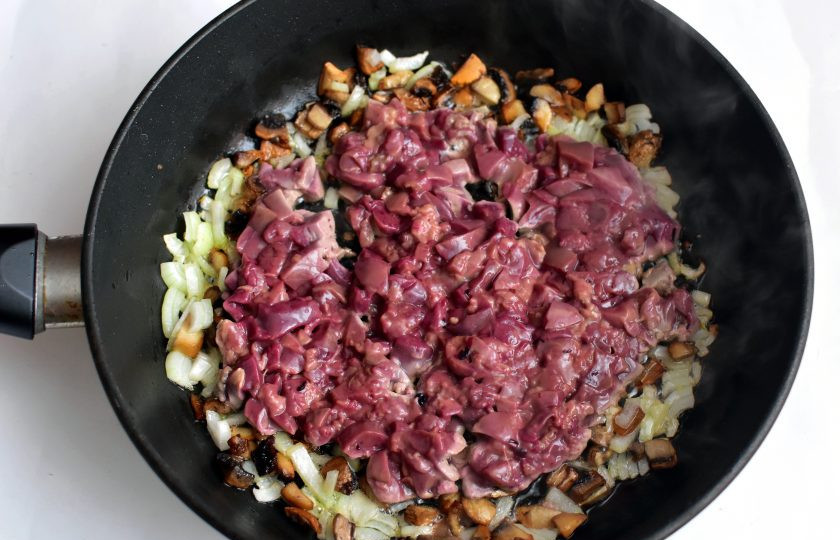 1. Этап. Курица, фаршированная печенью: Нарежьте репчатый лук кубиками, а шампиньоны – половинками. Поджарьте лук с грибами до золотистой корочки и добавьте мелко нарубленную куриную печенку. Жарьте, помешивая, минут 5-6, чтобы печенка лишь схватилась снаружи и осталась внутри розовой.