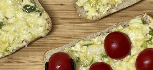 1. Этап. Запечённые булочки с сыром и помидорами: Намажьте на хлеб, выложите помидоры нарезанные на половинки, посыпьте тмином и запекайте в духовке 10–15 минут.