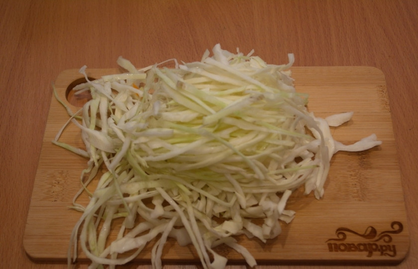 1. Этап. Борщ с пельменями: В кипящий картофельный отвар добавляем нашинкованную соломкой капусту.