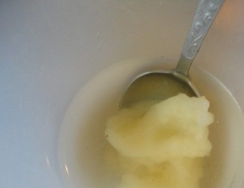 1. Этап. Квас из меда: Мед растворите в небольшом количестве воды.