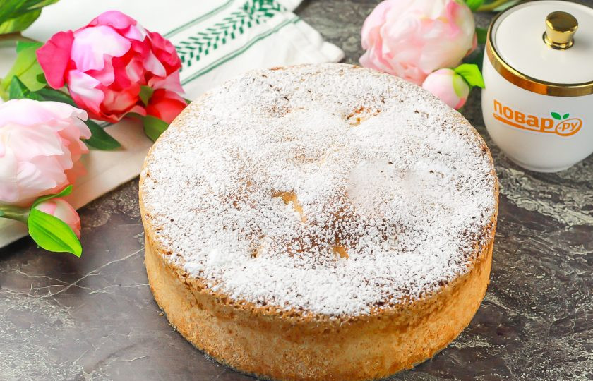1. Этап. Бисквитный пирог с лимоном: Испеките бисквит примерно 30-35 минут и затем переверните на бок прямо в форме, вытащив ее из духовки. Таким образом бисквит остынет, но не осядет. Когда он остынет, присыпьте бисквитный пирог сахарной пудрой или полейте сиропом — по желанию.