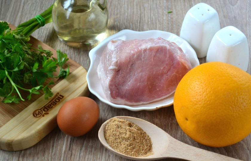 1. Этап. Мясные рулетики с сюрпризом: Подготовьте все необходимые ингредиенты. Мясо я советую использовать только свежее охлажденное, не мороженое, тогда рулетики получатся особо сочными. Кстати, апельсин можно заменить на мандарин, тогда начинка станет слаще.