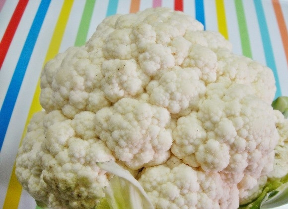 1. Этап. Салат с цветной капустой и гранатом: 1. Вымойте и обсушите капусту, удалите у нее листочки.