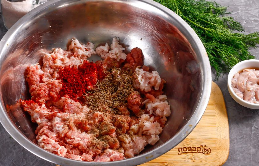 1. Этап. Сальсичча: Прокрутите мясо на мясорубке, поместив в технику решетку с крупными ячейками. В полученный фарш высыпьте молотую сладкую паприку, соль, молотый черный перец и семена фенхеля — они являются обязательной добавкой. Паприку можно использовать подкопченную — вкус колбасы от этого только выиграет. Мелко нарежьте подмороженное сало и добавьте в фарш. Все тщательно перемешайте, поместите фарш в холодильник минимум на 6 часов. Сразу же набивать кишки фаршем нельзя — масло из семян фенхеля должно выделиться при открытом пространстве.