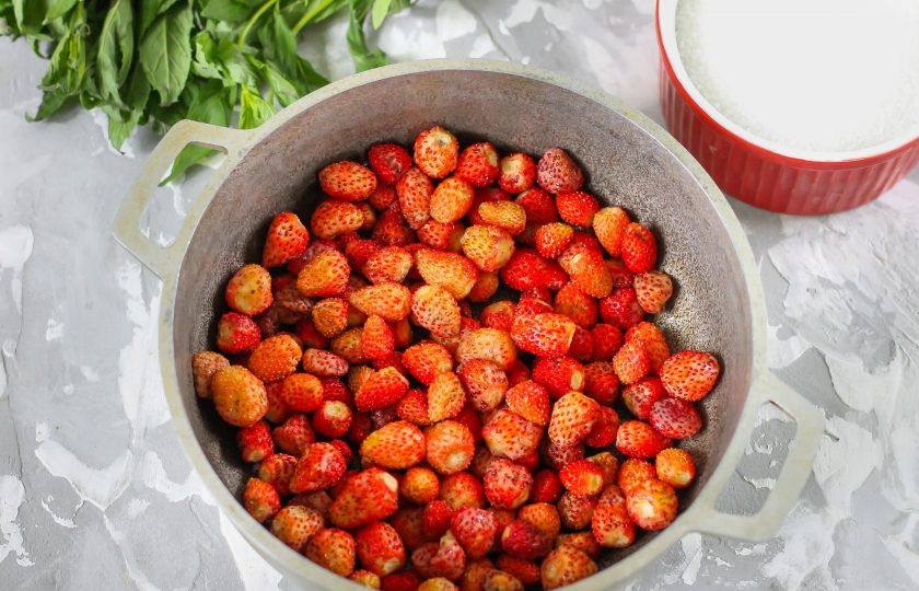 1. Этап. Варенье из лесной земляники: Землянику переберите, удалите негодные ягодки и очистите оставшиеся от хвостиков. Промойте в воде и высыпьте в казан или в кастрюлю с антипригарным дном.