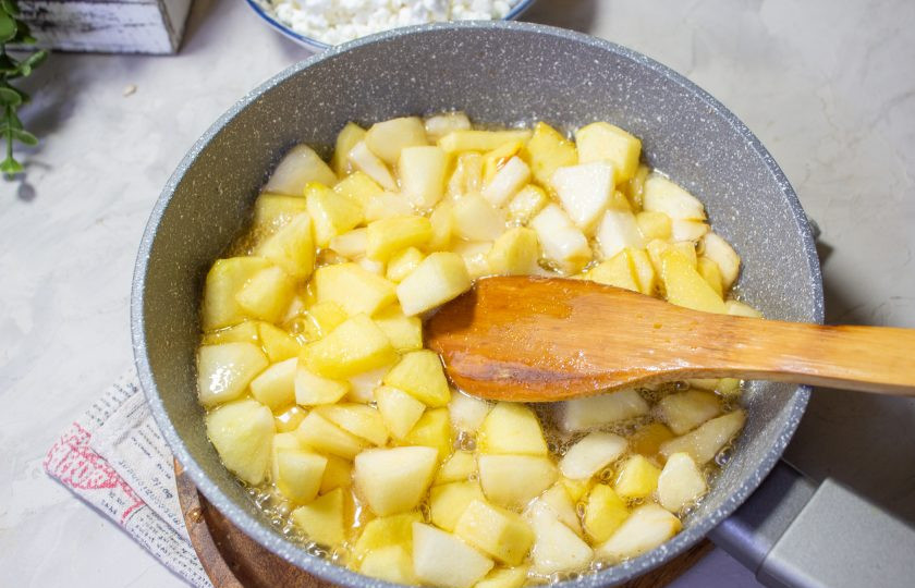 1. Этап. Спагетти с творогом и яблоком: Добавьте к яблокам ванилин по вкусу, перемешайте и снимите с плиты.