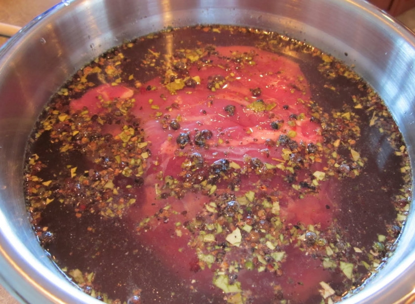 1. Этап. Копченая баранина: Поместите в этот рассол баранину, так чтобы жидкость полностью её покрывала. Оставьте мариноваться на сутки.