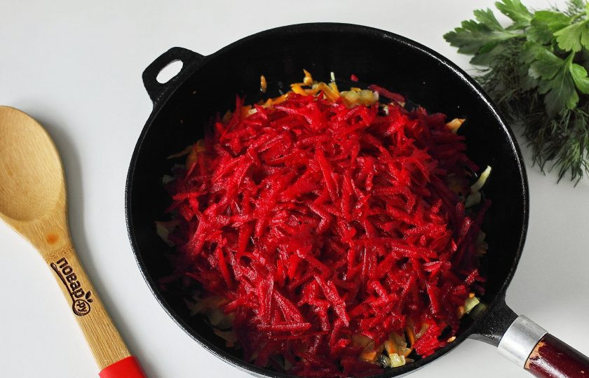 1. Этап. Борщ с тыквой: Тем временем на сковороде разогрейте масло и выложите тертую морковь и нарезанный кубиками лук. Обжарьте овощи до мягкости и добавьте тертую свеклу.