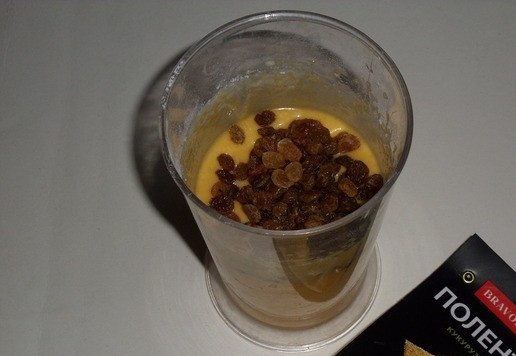 1. Этап. Кукурузно-тыквенный кекс с изюмом: Добавляю подготовленный изюм в тесто. Хорошо перемешиваю.