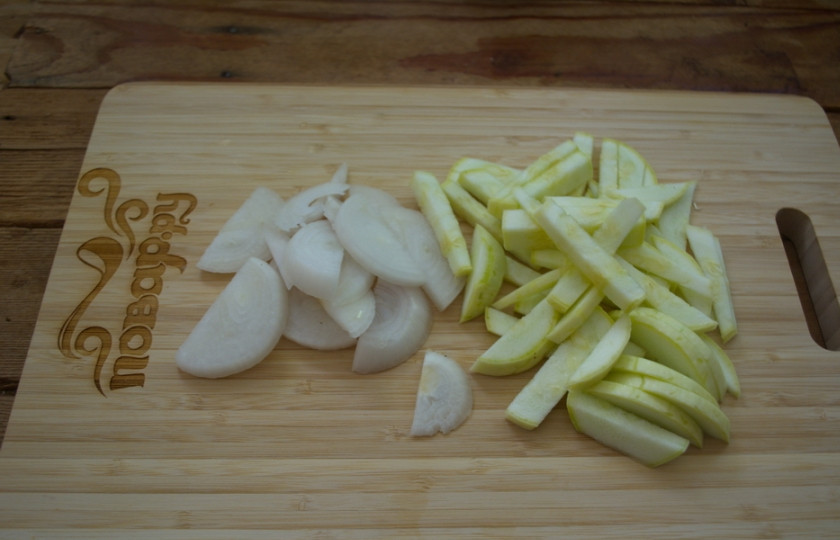 1. Этап. Пирог с курицей и цукини: Цукини очистить от шкурки (если она жесткая). Нарезать соломкой. Репчатый лук нарезать полукольцами.