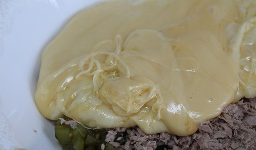 1. Этап. Сырный рулет с тунцом: Быстро выложить сыр к тунцу и овощам, перемешать.