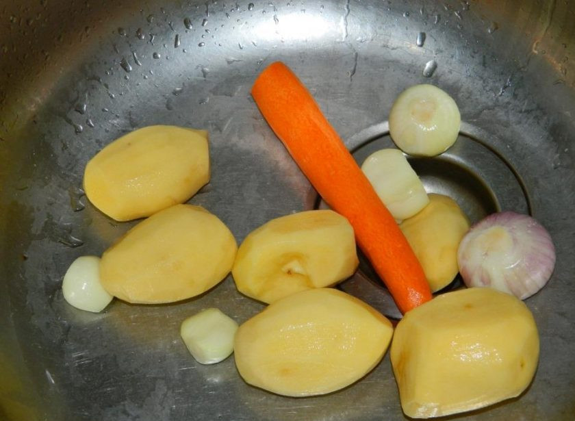 1. Этап. Горячие овощные бутерброды: Подготовьте все овощи. Очистите и помойте.