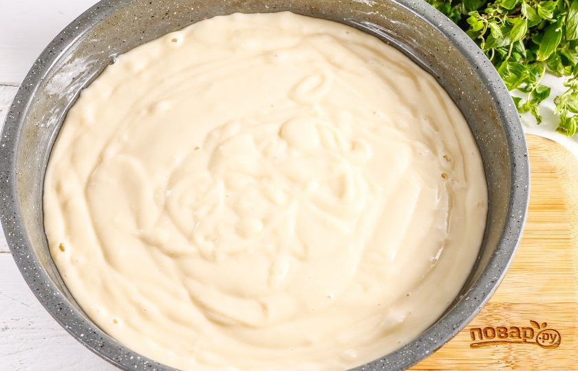 1. Этап. Пирог с айвой на кефире: Выложите тесто в форму, разровняйте его поверхность.