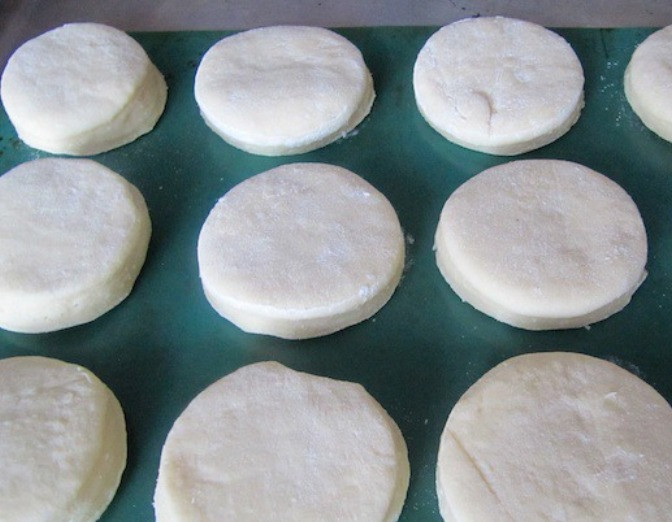 1. Этап. Диетические лепешки с творогом: Разместите их на противне и выпеките в духовке в течение 25-30 минут при 180 градусах.