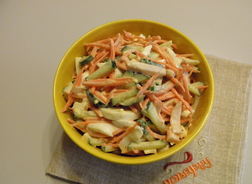1. Этап. Салат с копченой курицей и корейской морковью: Перемешайте салат. Дайте ему минут 5 постоять, пропитаться, но не больше, иначе огурцы пустят сок и салат утратит аппетитный вид. Приятного аппетита!