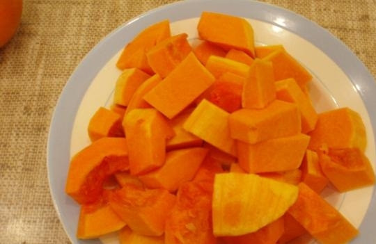 1. Этап. Кисель из тыквы: 2. Для киселя необходима спелая тыква. Тщательно моем ее под проточной водой, очищаем от кожуры и нарезаем кусочками (примерно 2х2 сантиметра). Запечь тыкву можно в духовке или в микроволновой печи.