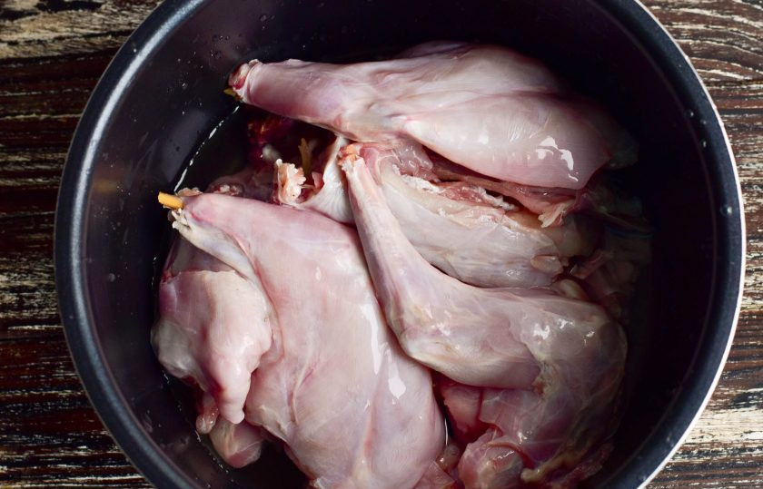 1. Этап. Кролик диетический в мультиварке: Мясо кролика хорошо вымойте и выложите в чашу мультиварки. Влейте буквально 1 стакан воды.