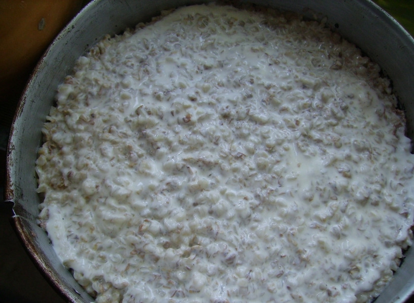 1. Этап. Гречка с творогом: Разогрейте духовку до 180 С. Выложите гречнево-творожную массу в форму для выпечки, сверху смажьте сметаной (2-3 ст. л.). Отправьте в духовку на 30-40 минут.