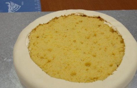 1. Этап. Торт Гамбургер: 2. Мастику раскатать тонко и обвернуть бисквиты, заворачивая немного края мастики, как на картинке.