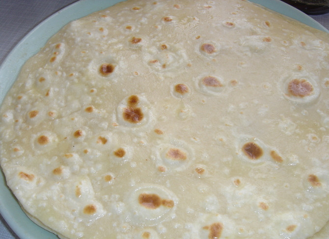 1. Этап. Кыстыбый на кефире: Вот теперь, когда лепешки готовы, смазываем их маслом с обеих сторон.