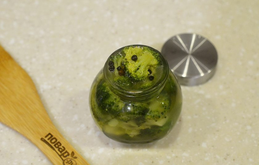 1. Этап. Маринованная брокколи: 6. Разложите в банки. Дайте настояться несколько часов.