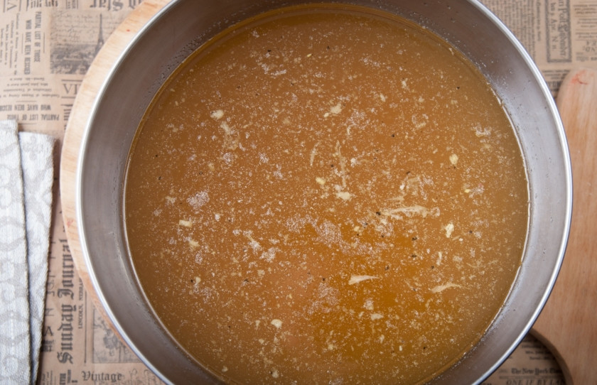 1. Этап. Хрустальный холодец из домашнего петуха: 5. Благодаря большой концентрации мяса по отношению к воде, наш бульон не нуждается в разведении с желатином. Если у вас мяса меньше, желатин добавлять нужно обязательно. Когда мясо остынет, его нужно будет разделать.