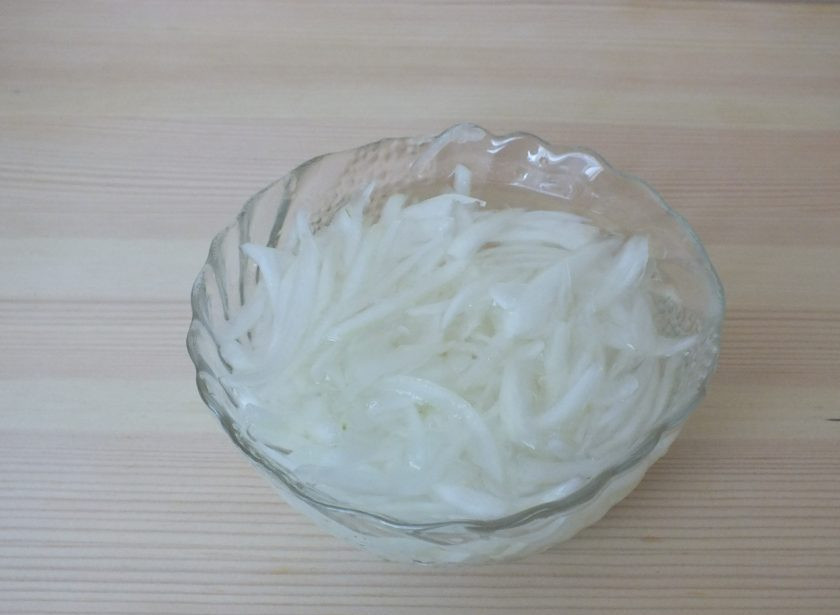 1. Этап. Салат Шахтерский с солеными огурцами: Лук нарежьте перьями, залейте водой, промойте хорошо, отожмите.