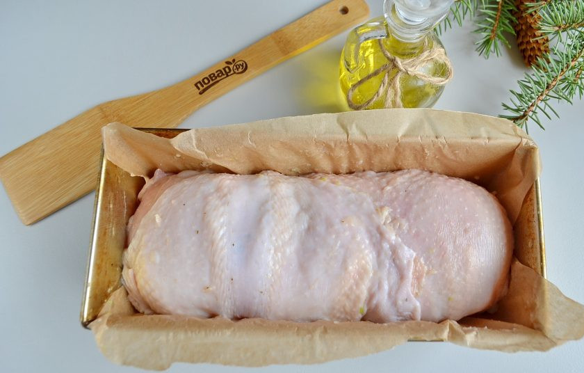 1. Этап. Куриный рулет в гранатовом желе: Сверните мясо в рулет, можно перевязать его шпагатом. Я просто положила на пергамент в глубокую прямоугольную форму. Отправьте рулет на часик в духовку, температура 180 градусов.