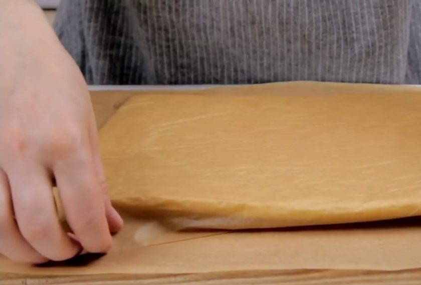 1. Этап. Бисквитный рулет с желе: 3. Яйца комнатной температуры взбейте до пышной светлой массы с сахарной пудрой и ванилином. В два приема аккуратно смешайте с мукой. Вылейте тесто на застеленный бумагой противень и отправьте в разогретую до 200 градусов духовку на 12 минут.