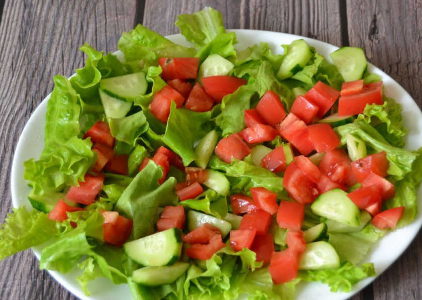 1. Этап. Овощной салат с тунцом: Нарежьте помидор кубиками, выложите сверху на огурцы.