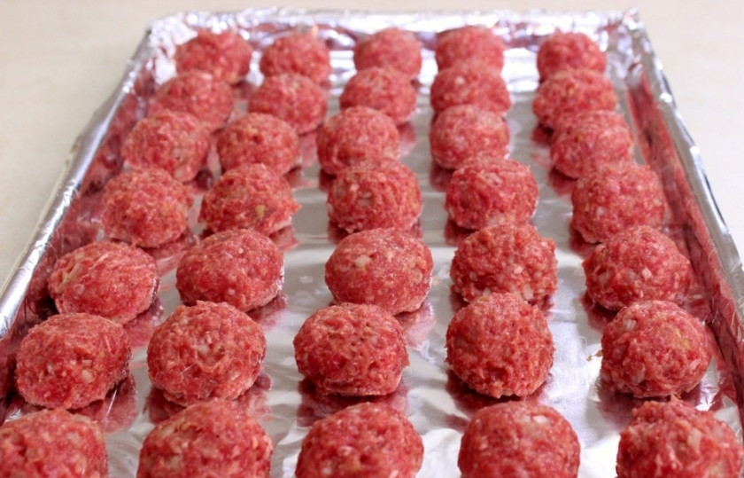 1. Этап. Фрикадельки в медовом соусе: Сформируйте небольшие фрикадельки, и выложите их на противень. Выпекайте в течении 12-14 мин.