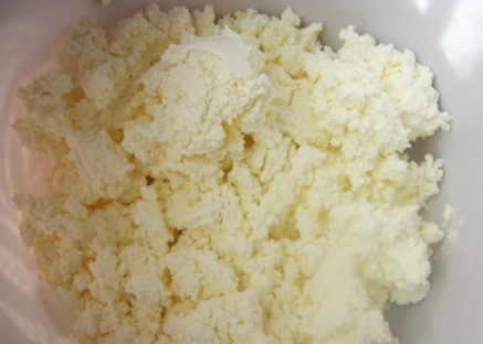 1. Этап. Пудинг из творога и манки: 1. Смешаем творог, манку, сахар и яйца. Должна выйти однородная пастообразная масса.