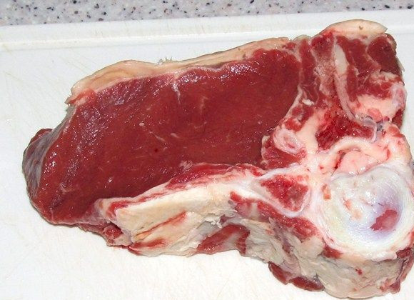 1. Этап. Антрекот из говядины в духовке: Растительным маслом смазываем противень и разогреваем духовку. Мясо тщательно промываем и даем ему обсохнуть. Смазываем мясо растительным маслом, а затем перчим со всех сторон. Любые другие специи - по вкусу.