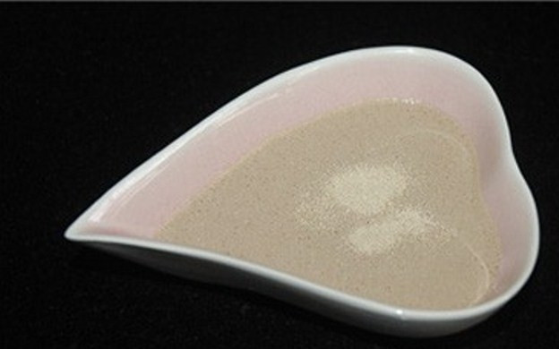 1. Этап. Паровые булочки по-вьетнамски: В емкости разведите в теплой воде дрожжи и оставьте опару на 1 час до увеличения.