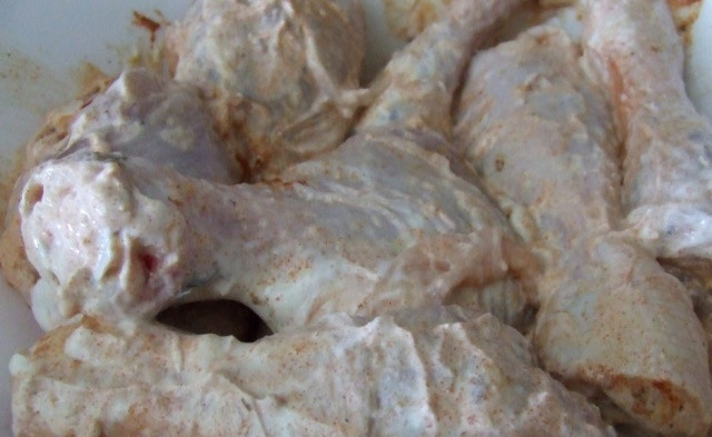 1. Этап. Куриная голень в рукаве: Затем хорошенько перемешиваем все и оставляем на полчаса мариноваться. Сметанная смесь должна равномерно покрывать голени.