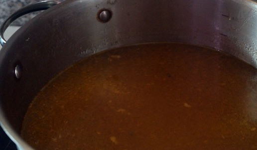 1. Этап. Солянка рыбная «Эксклюзив»: Бульон процедить, убрать панцири и прочее. Довести до кипения. Как только бульон закипит, отправить туда сельдерей, затем морскую капусту. Огонь убавить и варить минут 15 до мягкости сельдерея и капусты.