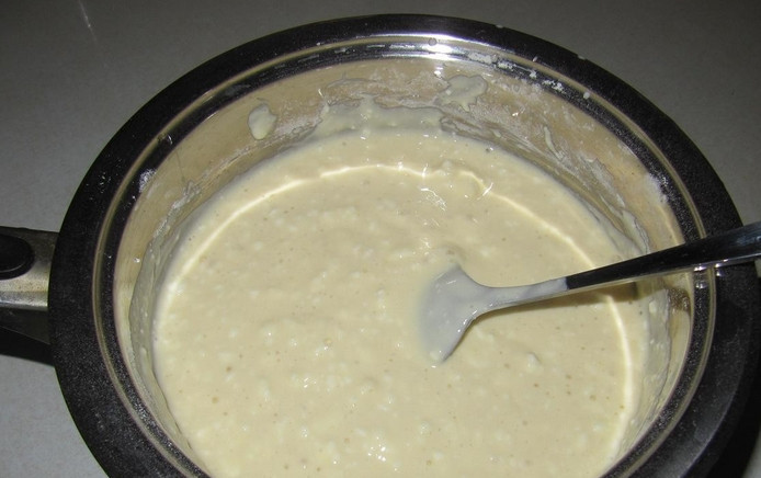 1. Этап. Оладушки из творога: Вливаем в глубокую емкость кефир. Туда же добавляем творог и вбиваем яйцо. Перемешиваем, засыпаем соду, сахар и ванилин. Продолжаем перемешивать массу, чтобы она получилась полностью однородной.