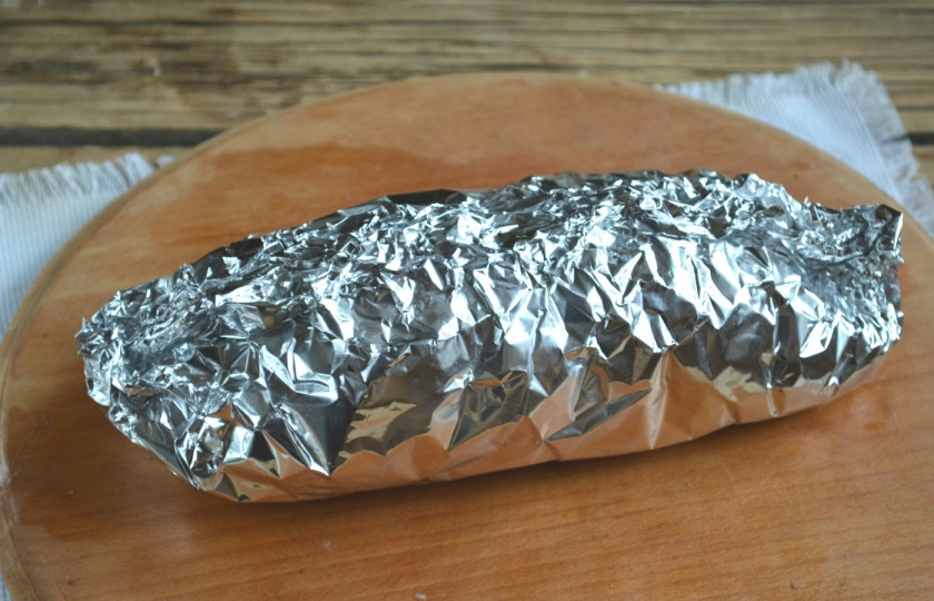 1. Этап. Новогодний рулет из свинины: Заверните рулет в фольгу и отправьте в духовку на 40 минут. Минут за 10-15 до готовности разверните фольгу, чтобы рулетик сверху подрумянился и стал еще более аппетитным.