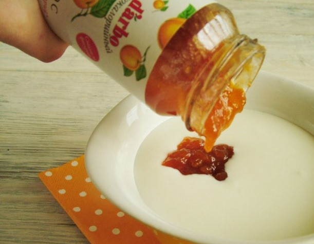 1. Этап. Мороженое из йогурта: Добавьте конфитюр.