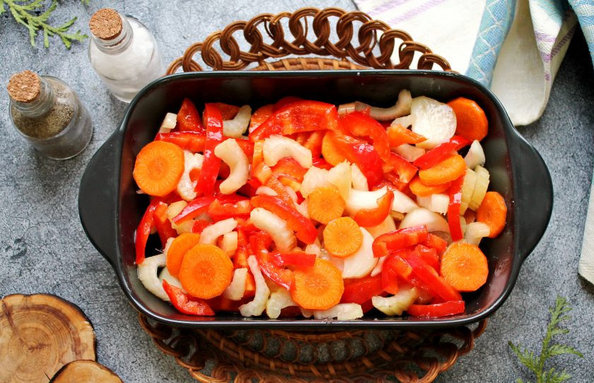 1. Этап. Свиные медальоны в беконе запеченные с овощами: Овощи помойте и порежьте на кусочки, выложите в форму для запекания. Все посолите, поперчите и полейте растительным маслом, перемешайте. Закройте форму фольгой и запекайте в горячей духовке в течение 15 минут при температуре 180 градусов.