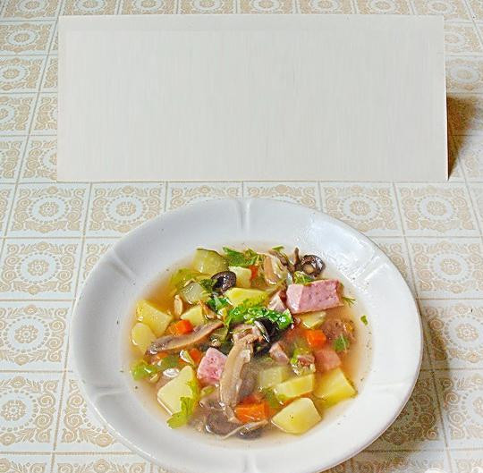 1. Этап. Солянка с ветчиной и грудинкой: 5. Необходимо поперчить, посолить, закрыть крышкой и приблизительно полчаса дать настояться. Затем разлить по тарелкам, добавив майонез или сметану.