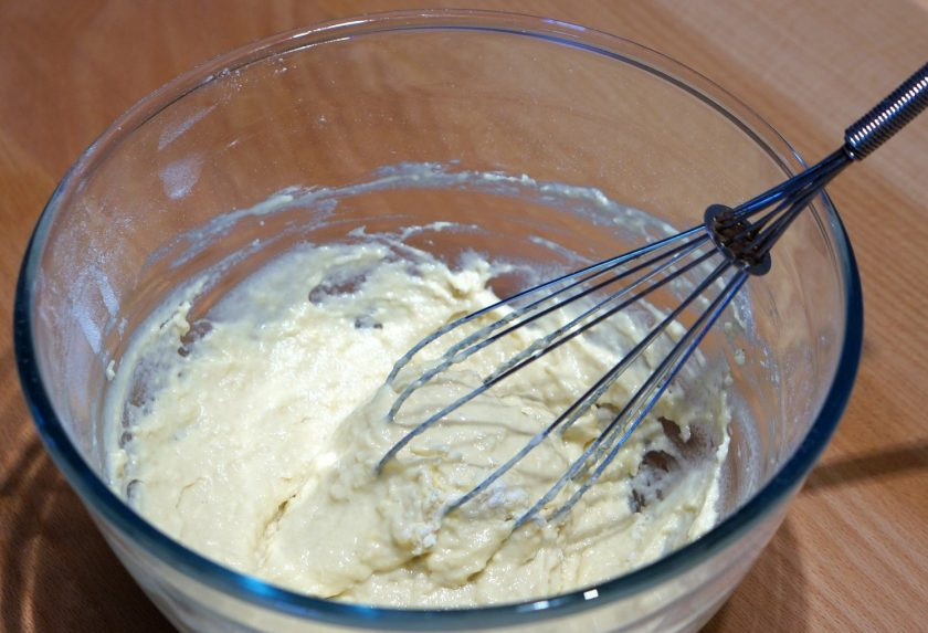 1. Этап. Тесто на блины на молоке: 3. Хорошенько размешайте тесто, у вас получится густое и тягучее тесто.