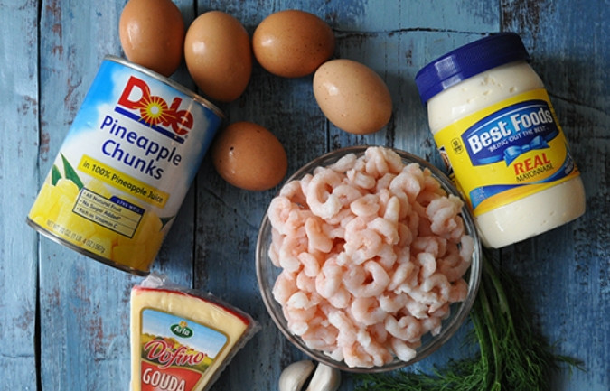 1. Этап. Салат из креветок и ананасов: Подготовим необходимые ингредиенты. Креветки предварительно отварите до готовности и очистите. Яйца сварите вкрутую.