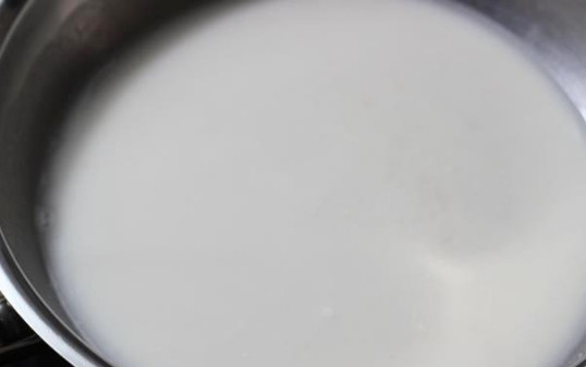 1. Этап. Овсянка для детей: 3. Влейте полстакана жидкости, воды или молока, поставьте на огонь.